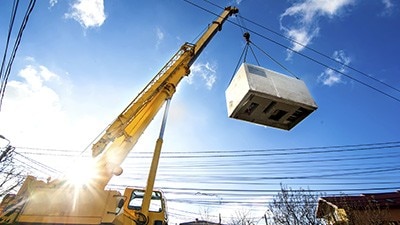 Mobile crane operating by lifting and moving electric generator